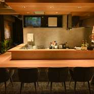 落ち着きのある雰囲気で、ゆっくりくつろげる店内。大切な人の記念日や誕生日は、四季の移ろいを楽しめる【えびす878やなや】がオススメです。温かみのある灯りが優しく照らし、会話も弾むこと間違いありません。