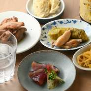 四季折々に表情があり、日々それぞれに表情を変える旬の食材。【えびす878やなや】は、四季の移ろいを楽しめる逸品が揃います。調理法や味付けはそれぞれの素材に合わせ、細部にまで工夫を凝らし丁寧に仕上げます。