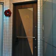 恵比寿駅から徒歩10分。新橋通り沿いのビル地下1階にあるのが【えびす878やなや】です。和の趣を残しつつ、モダンな印象の店内は、都会の喧騒を忘れる非日常空間で、さまざまなシーンで利用可能な一軒です。