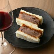 程よい弾力と柔らかな食感、そして肉の旨みが口いっぱいに一気に押し寄せる感動。厳選された牛タンを使用した人気ナンバーワンメニューです。ワインや日本酒と共に。