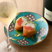 カットされた長芋のシャキシャキした食感と、明太子のプチプチした食感一緒に味わえる逸品。サクサクとした衣と三位一体となり口の中に旨みが広がります。ワインと合わせてもOK。