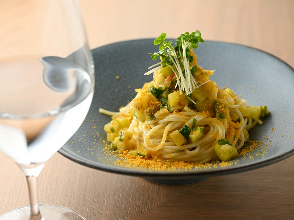 濃厚な味わいのからすみと、季節感あふれる香味野菜を使用『からすみと香味野菜の出汁冷製パスタ』