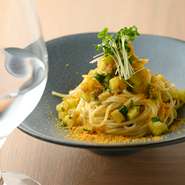 「食材があれば特注可能」という料理人オススメのパスタメニュー。じっくりと熟成させた濃厚な味わいのからすみと、季節感あふれる香味野菜を使用した一皿です。