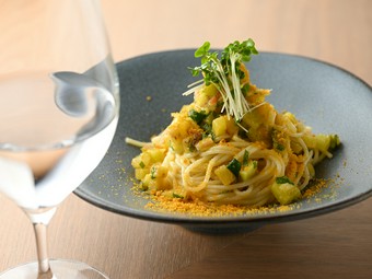 濃厚な味わいのからすみと、季節感あふれる香味野菜を使用『からすみと香味野菜の出汁冷製パスタ』