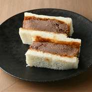 厳選された牛タンを使用した人気ナンバーワン、食感まで楽しい贅沢なメニューです。肉汁たっぷりのカツに特製ソースがよく絡み、素材の旨みが口いっぱいに広がります。
