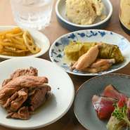 四季折々の上質な食材を厳選して取り寄せ、彩り豊かな一皿を提供しています。食材は「一期一会のおもてなし」。旬の食材を贅沢に使い、趣向を凝らした料理は、全て料理人のスペシャリテです。