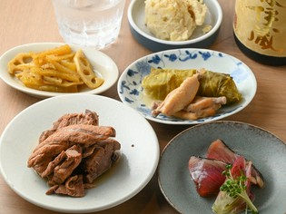 旬の食材で彩り豊かな一皿を。食材は「一期一会のおもてなし」