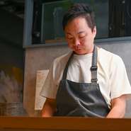 さりげない気遣いで、快適な時間を演出してくれる柳原氏。広々としたカウンター越しに、丁寧なサービスを提供してくれます。肩ひじ張らず、ゆったりと過ごせる心地の良い空間づくりにも力を入れています。