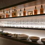 閑静な住宅街にひっそりと佇む【えびす878やなや】。店内は、落ち着いた雰囲気の和モダンな空間です。季節の恵みを活かし、和食とイタリア料理を掛け合わせた逸品堪能できます。