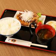 香ばしく焼き上げた豚肉を定食スタイルで楽しめる贅沢なセットメニューです。ご飯と豚肉が別々に提供されるため、お肉だけで味わったり、ご飯に乗せて丼風にしたりと、自由にカスタマイズできます。
