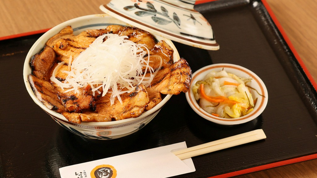 至福のボリュームと味わい！肉好きの方に人気の『豚丼特盛サイズ』