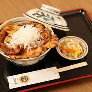 レギュラーサイズより1.5倍の豚肉がのったボリューム満点の一品です。程よい粘り気を持つ北海道産のご飯との相性も抜群。白髪ネギを絡めながら、お腹も心も満たされる味をどうぞ。