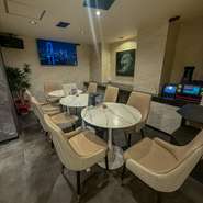 2F貸切個室　1名様～10名様まで利用可能。カラオケ設備有