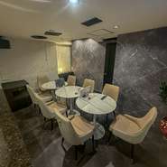 2F貸切個室　1名様～10名様まで利用可能。カラオケ設備有