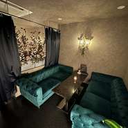 2階はダーツブースやVIPルーム完備、3階はくつろぎのソファ席と各フロアで異なるイメージの店内。フロア貸し切りにも対応可能とのこと。オシャレな空間はさまざまなシチュエーションに活躍してくれます。