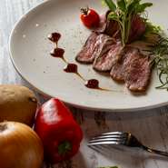 オシャレな印象の店内は、デート利用もオススメです。近鉄四日市駅から歩いて5分圏内というアクセスもまた魅力的な要素。楽しいデートを演出したい日は、【Bistro Veil】をぜひ。