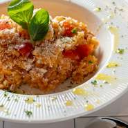 チーズをふんだんに使用した、まさに濃厚なリゾット。まろやかなチーズに、程よいアクセントを与えるトマトの酸味。最後の一口までおいしく楽しめる、シェフ渾身の一皿です。