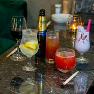 定番のドリンク・アルコールメニューだけでなく、フルーツをテーマにしたスムージーもオススメ。トッピングにもこだわったカラフルなスムージーは、女性客からも評判です。