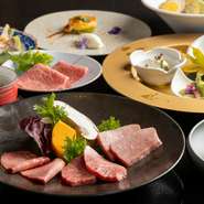 厳選された黒毛和牛を中心に、肉の旨みを引き立てる多彩な料理が楽しめる特別なコースです。繊細な盛付けと丁寧な味付けが特徴。一皿一皿が奥深く、口に運ぶたびに至福のひとときを味わえます。