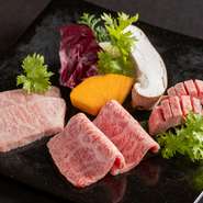 九州では取り扱いの少ない、日本三大和牛の松阪牛を贅沢に楽しめる一品です。脂肪が溶ける温度が低いため、口当たりがなめらかな点が特徴。サシの入り方も美しい、旨みたっぷりの味わいを堪能して。