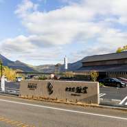 上質な和牛を堪能できる完全個室の店。厳選された食材を使用したコース料理は、繊細な味わいと華やかな盛付けで特別な時間を演出します。和の趣が漂う上品な空間で、新しい感動を味わえる贅沢な焼肉体験をどうぞ。