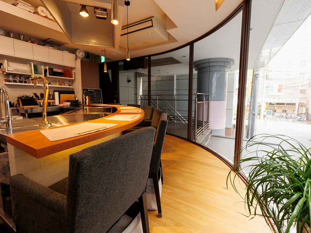 鉄板ビストロで繰り広げる、ちょっとリッチな女子会