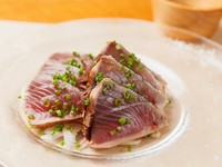 高知名物を鉄板ビストロスタイルで『鉄板deカツオのタタキ』