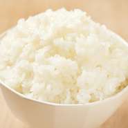 お米は精米後3日以内に使うことで鮮度を最大限に保ち、香りや食感を際立たせています。お米本来の旨みを損なわないように、炊き上がりの美しい艶とふっくらとした食感を実現。