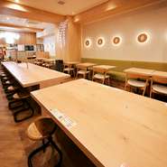 木の温もりが感じられる内装で、店内は優しい雰囲気です。ゆったり過ごせるように、細部まで心配りが行き届いています。照明も柔らかく、視覚的にも心地良い調和を大切にして。