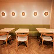 店内にはソファー席も完備しており、リラックスしながら食事を楽しめます。温かみのある料理を囲んで、親子での団欒や、カップルでのひとときを過ごすにはぴったりの空間です。