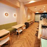 テイクアウトボックスには、お結び2つと大容量のスープがセットになっています。スープは随時変更され、テイクアウト限定の特別なお結びも！自宅やオフィスで手軽に楽しめます。