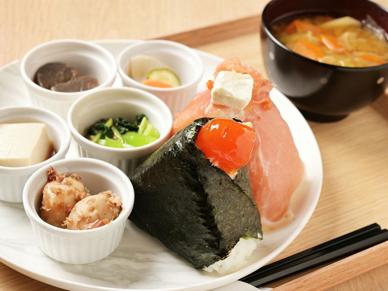 「本当においしいお結びとは何か?」という思想から生まれた『お米農家のお結びセット(豚汁+惣菜5種)』