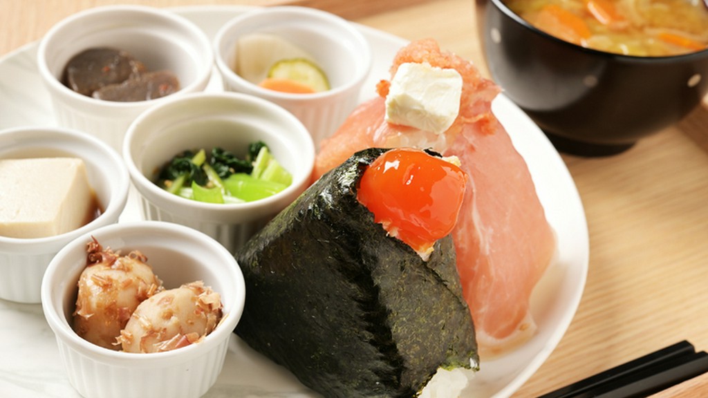 「本当においしいお結びとは何か？」という思想から生まれた『お米農家のお結びセット（豚汁＋惣菜5種）』