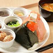 お結びは、具材の味が活きるように一つ一つ調整し、最後まで飽きない工夫を凝らしています。さらに、具材は6種類から自由に選択可能。店内仕込みの惣菜5種類も日替わりで用意され、毎日新しい味に出合えます。

