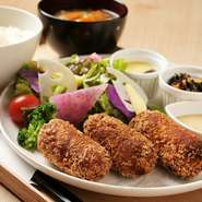 クリームには和風だしやみりんを使用し、上品で深みのある和の風味を加えます。1日わずか5セット限定というメニューながら、根強いファンに支えられ、常に売上上位にランクインする大人気の一品です。