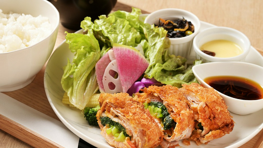 トマトの爽やかさと豚バラのコクが、特製だれで味わい深い『豚バラ肉とトマト煮のミルフィーユカツセット』