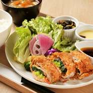 和風に煮込んだトマト・豚バラ肉・大葉・チーズをミルフィーユ状に重ね、衣をつけて揚げています。豚バラ肉の豊かな旨みとトマトの爽やかな酸味が特製だれと見事に絡み、ご飯との相性も抜群です。