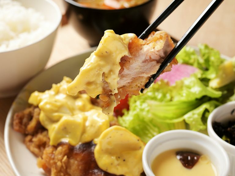 サクサクに揚げた鶏肉に、香ばしいタレが絡む『油淋鶏』