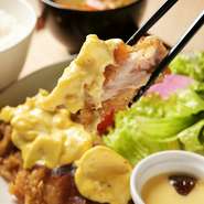 外はカリッと、中はジューシーに仕上げた鶏肉は、一口ごとにその食感と旨みを楽しめます。多くの人から喜ばれており「何度でも食べたくなる！」と評判の一品です。
※画像は「特製タルタル」付き