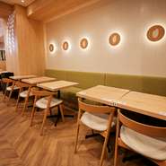 食事を提供する際に「温かいものは温かく、冷たいものは冷たく」と、料理のおいしさと食材本来の持ち味を大切にしている料理人。料理を提供するタイミングにもこだわり、最適な状態で届けるように心掛けています。