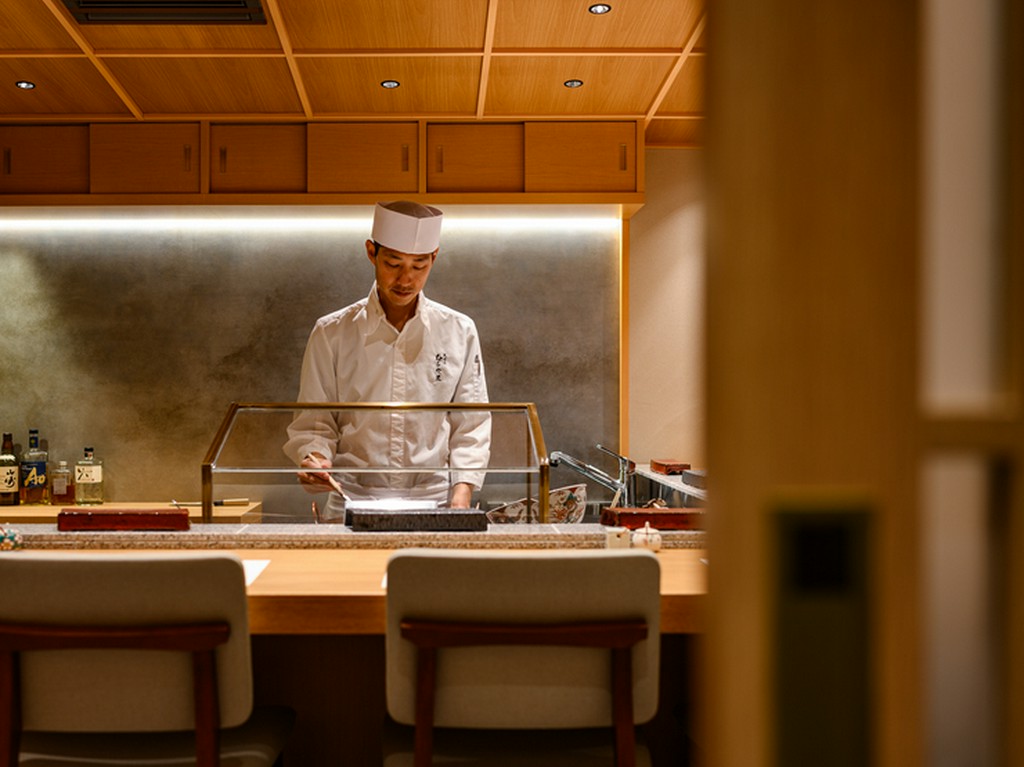 凛と美しいカウンター席で本格天ぷらを気構えなく楽しめる