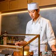 全席をカウンター席とし、食材が料理になるストーリーを目の前で披露。五感に響く音や香り、料理人の所作や会話などを楽しみながら、できたての美味を満喫できます。ゲストのペースに応じた料理の提供もきめ細やか。