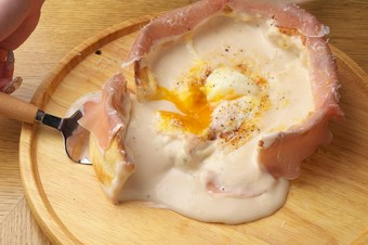 生ハム温玉シカゴピザ