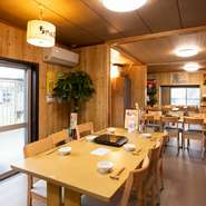 家族連れも気兼ねなく利用できるアットホームなお店。良質な豚肉を活かしたしゃぶしゃぶは幅広い世代に、支持されています。子ども・大人を問わず、笑顔になれる場所です。