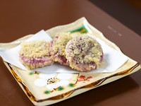 紅芋を使った沖縄の名物料理。独特の食感がクセになる逸品です。