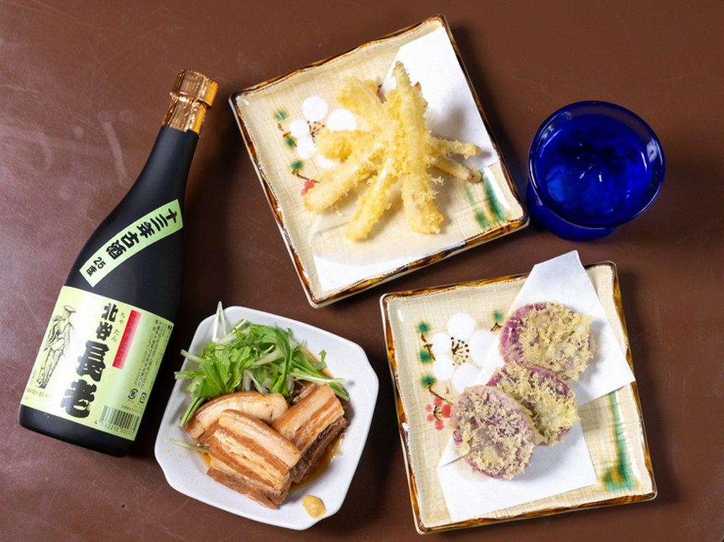 沖縄県ならではの酒・食材を活かしたメニューも