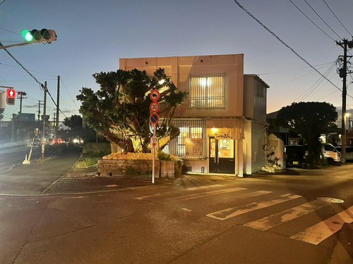 大湾バス停、徒歩10分【ちゃぁぶ～読谷店】