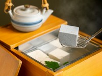 江戸時代からの製法を守った伝統の味『三種の湯豆腐（6カン）』