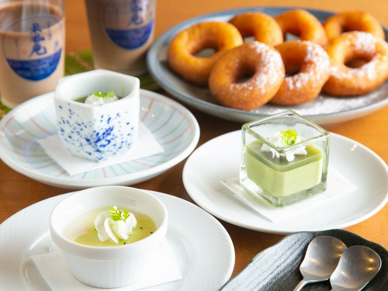 新鮮な豆富や湯葉に加えて、オリジナルスイーツの販売も