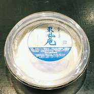 佐賀県産の国産大豆フクユタかを100％使用しており、
濃厚かつ甘みがあるお豆腐です。
オリーブオイルやはちみつをかけて食べると更に美味しさがアップいたします。